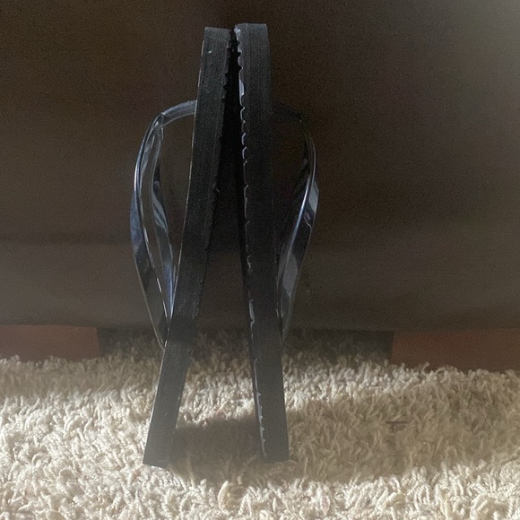 TOMMY HILFIGER. Black & White Flip Flops. Size 9-10 - Picture 5 of 7